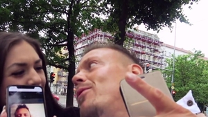 Hitzefrei.com: German Lullu Gun caged on the street